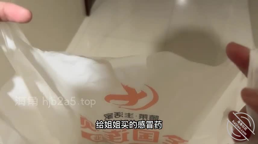 海角姐弟乱L丰乳肥臀的姐姐在姐夫的婚房，看着姐姐姐夫的结婚照，抱着姐姐的屁股猛冲刺差点被她婆婆发现