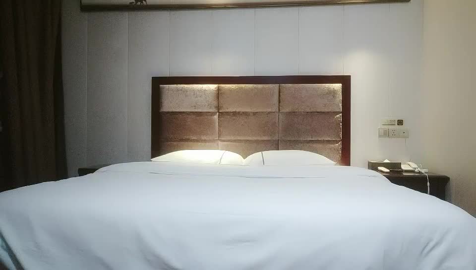 kcf9.com-一代炮王，完整版未流出，【山鸡岁月】，新来的小妹很合胃口，苗条白嫩，约到酒店好好操一番1