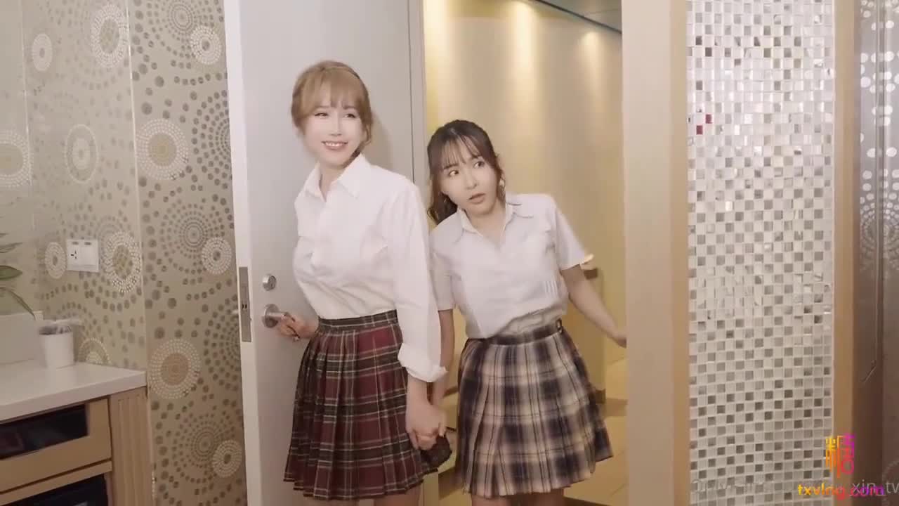 kcf9.com-网红女神旋转木马上高潮，淫荡学妹带坏清纯学生妹，极品女神艺高人胆大 挑战羞耻极限！
