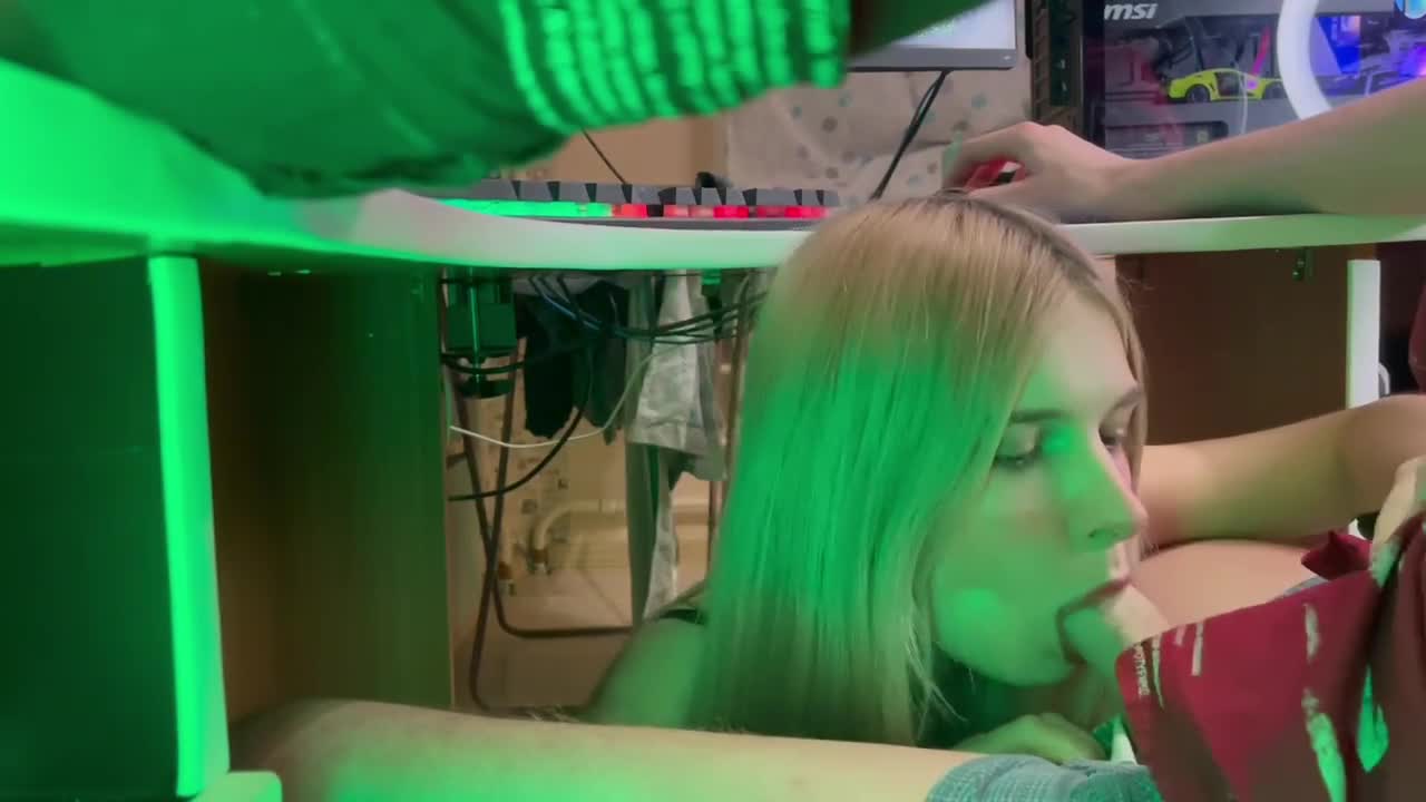 Молодая сучка отсосала член пока я играл в танки и я залил ее лицо спермой - Pornhub.com