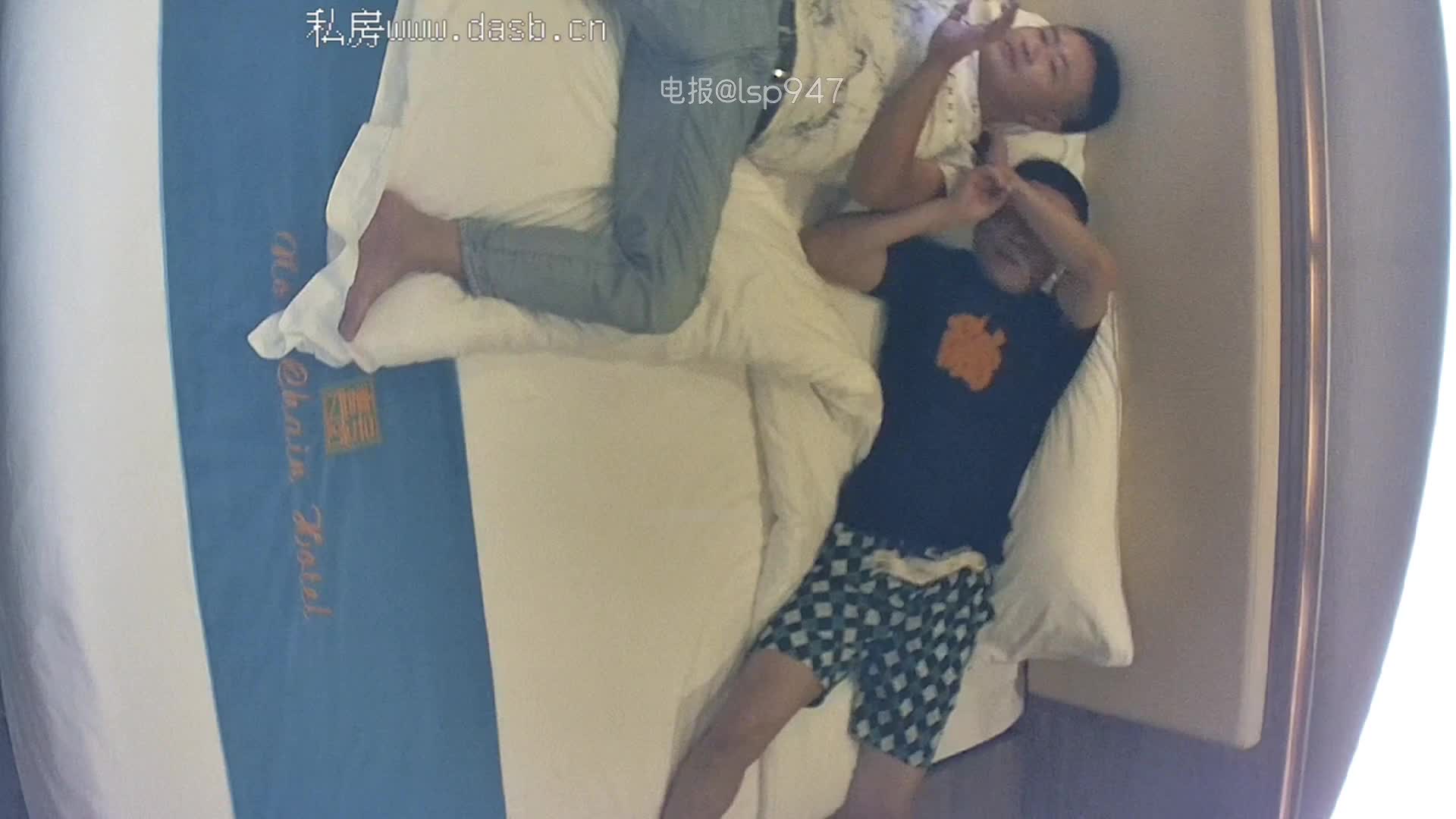 真实最新酒店针孔摄像头偷拍实录 肥臀巨乳御姐身材反差婊 床上功夫相当了得，叫声超级骚，听得我鸡巴都硬邦邦