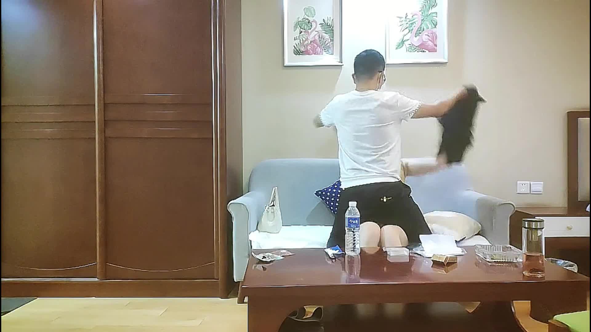 约操良家人妻，舔的骚逼喊想要，不行了快操我，骑乘位激情猛操

#酒店约炮 #人妻偷情 #良家少妇 #骑乖位 #偷拍 #针孔摄像头