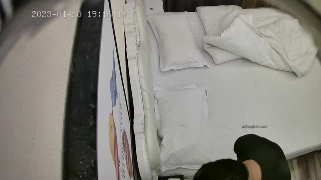 国产偷拍__酒店系列
人妻为了升职偷情公司领导酒店开房啪啪，为了升职也是拼了，两人洗完澡后，光着身子抱在一起，人妻坐在领导大腿上给领导又是亲嘴又是摸奶，聊天聊了一会领导开始舔逼，人妻直接坐在领导的头上让他舔，让淫水直接流进领导的口里，还反手帮领导撸大屌，然后把鸡巴插入小穴里面女上位开操，两人紧紧抱在一起享受性交的乐趣