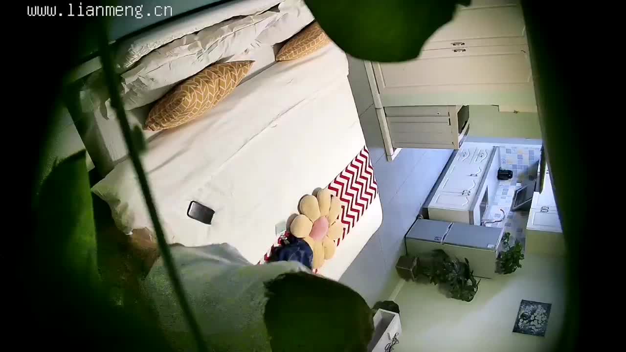 国产偷拍__酒店系列
大学生情侣酒店开房操逼，这短发学妹大家喜欢吗肤白貌美，身材苗条，就问你们嫩不嫩二个奶子十分坚挺，逼毛乌黑发亮，被男朋友操了二次，十分淫荡，男朋友也够给力，十分精彩的一部，高清视角，对白清晰，值得一看