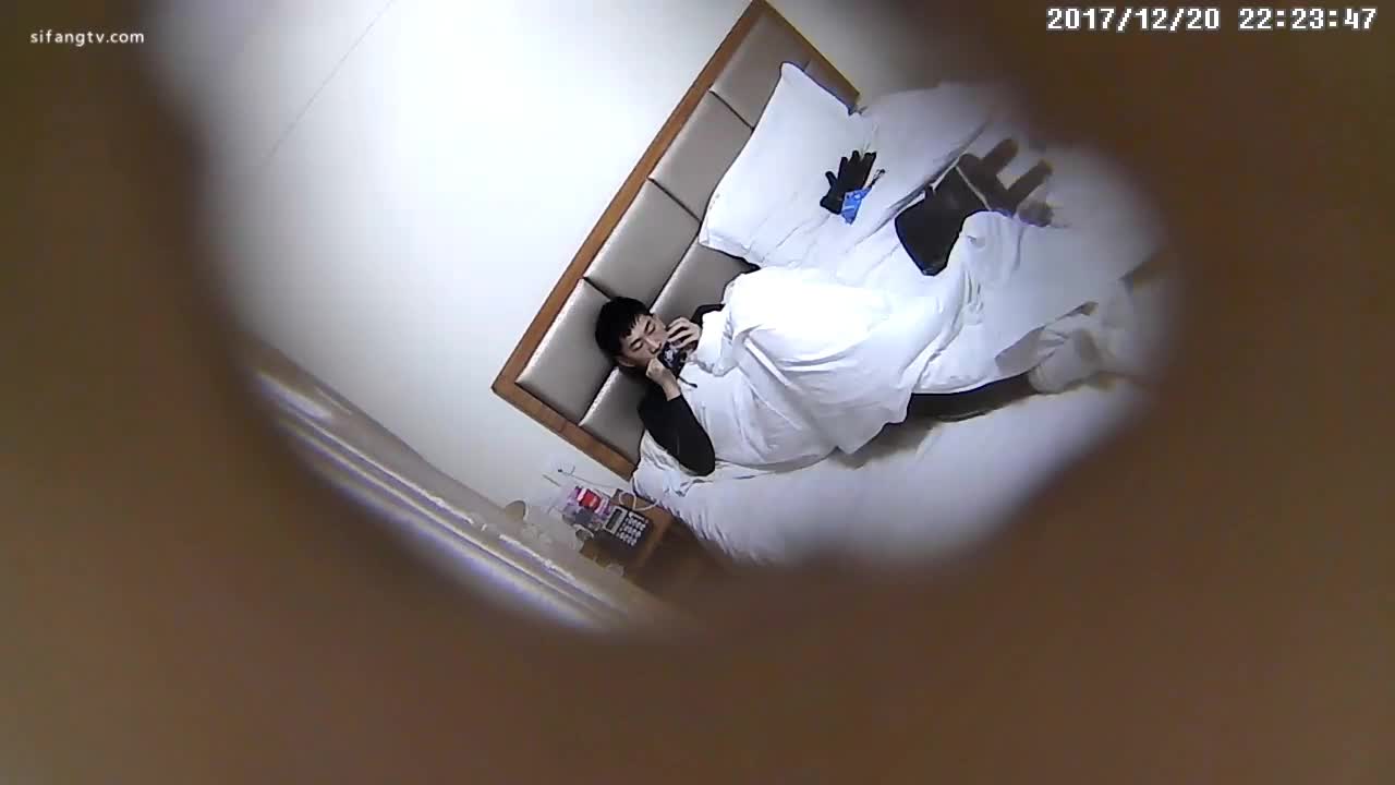 国产酒店偷拍精选
反差美少女换上JK裙，白丝袜与男友操逼，JK制服加上美女完美身材，这诱惑谁受得了啊，对着嫩逼这是一阵抚摸，美女也不闲着，手握鸡巴小嘴猛舔，气氛一到位，双方都陶醉，鸡巴插入嫩穴一起爽