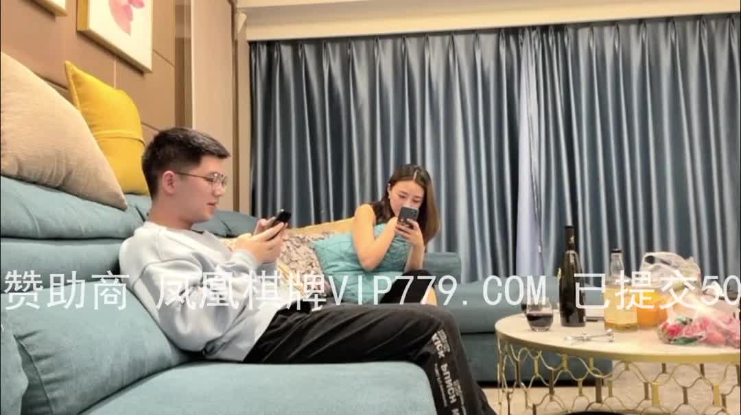 #偷拍 #人妻 优雅少妇被霸道总裁约回家，对白清晰进行深刻pua，手到擒来拿下这位骚母狗