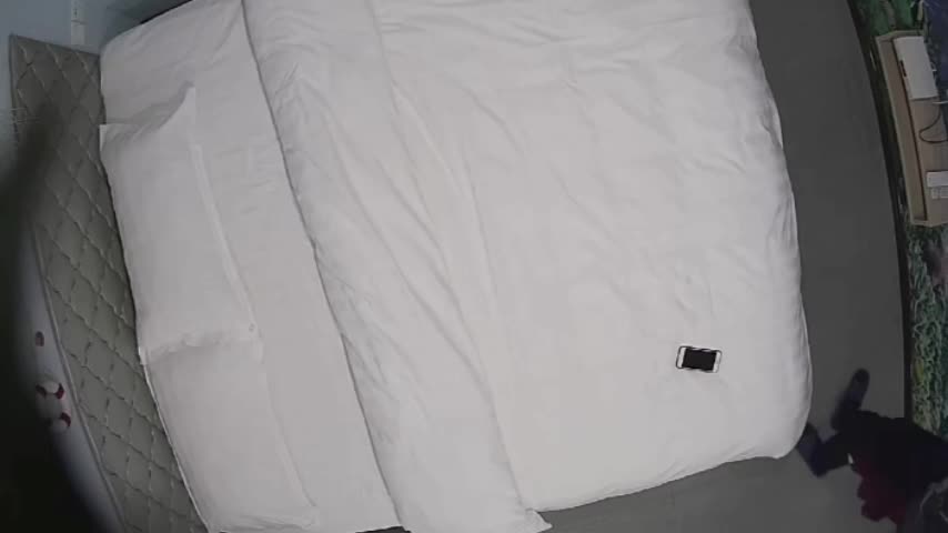 国产酒店偷拍精选
学生情侣做爱被偷拍，这美女肤白貌美，身材不错，做老婆真是一流的选择，男友双手不停着抓着双峰，鸡巴慢慢的插入小穴，美女空虚的淫穴得到充实，开始慢慢享受，呻吟声随之而来