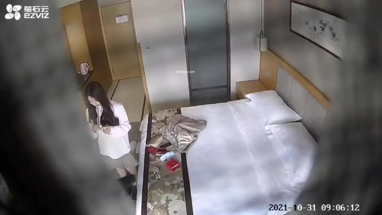国产酒店偷拍精选
情人节男子准备二件小礼物哄女友，女友开心的马上脱衣服洗澡上床，一场精彩大战马上开始，男友今天特别猛，花钱买了礼物要在女友的身体上赚回来，各种姿势把女友操一遍，连操二次，这下钱花的值了