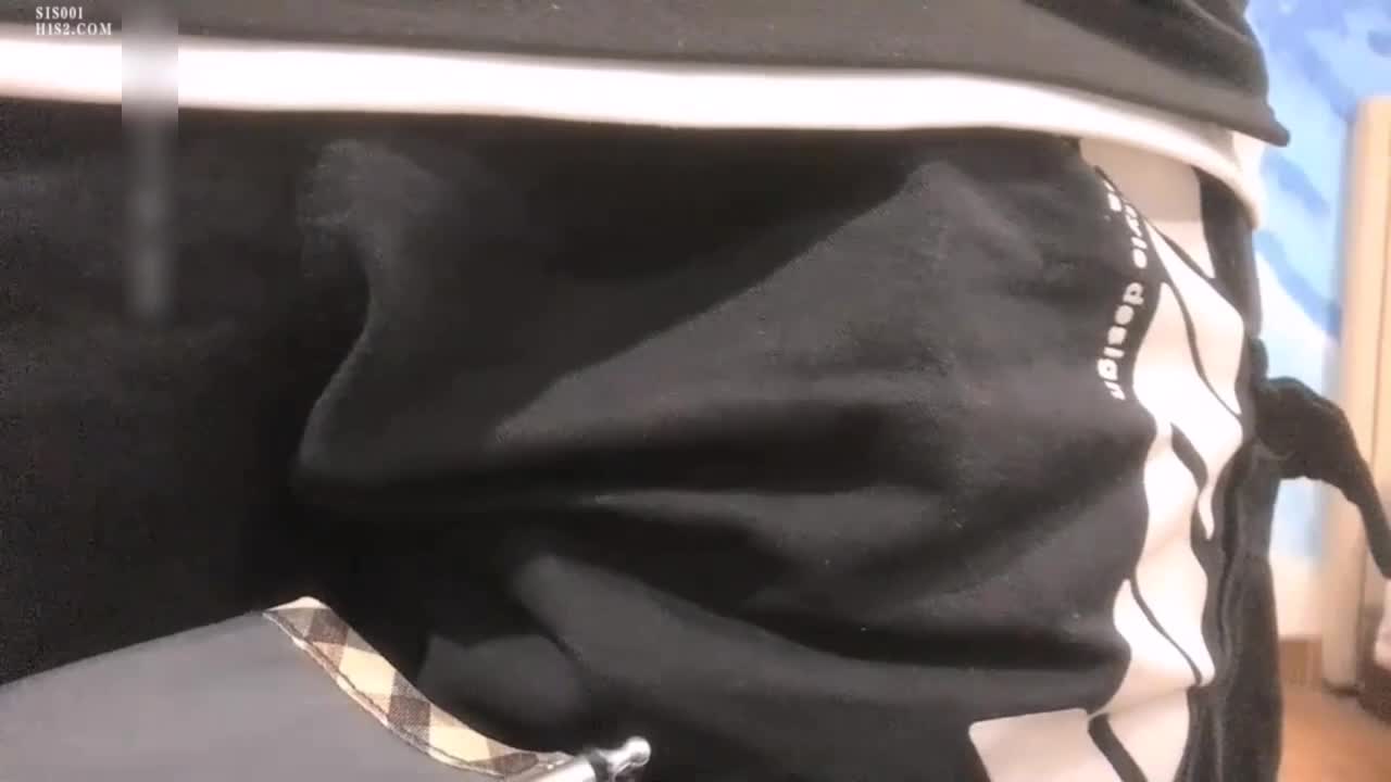 国产偷拍__探花系列
新来的探花四眼小伙约啪一位良家小少妇，小少妇应该刚生完孩子没多久吧，两个木瓜奶真是又大又长又软，只是下垂的有点严重，小伙对这二个奶子十分喜爱，抓在手里又亲又摸爱不释手，在沙发上就把小少妇各种玩弄，来到床上后，小少妇给小伙把鸡巴舔硬，再戴上套，然后小穴对着大鸡巴就套上去，小伙也不闭着，各种姿势把小少妇爆操，两个奶子都快得飞了起来，十分好看，这么好玩的小少妇不操二次都对不起自己的小弟弟了，精彩推荐观看！