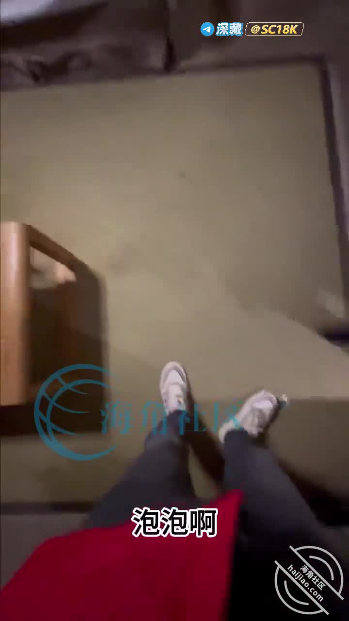 #海角 #乱伦 #会喷水的亲姐姐 原创和销售亲姐温泉做爱，一插一喷根本停不下来，水下视角真刺激-1 点击查看更多