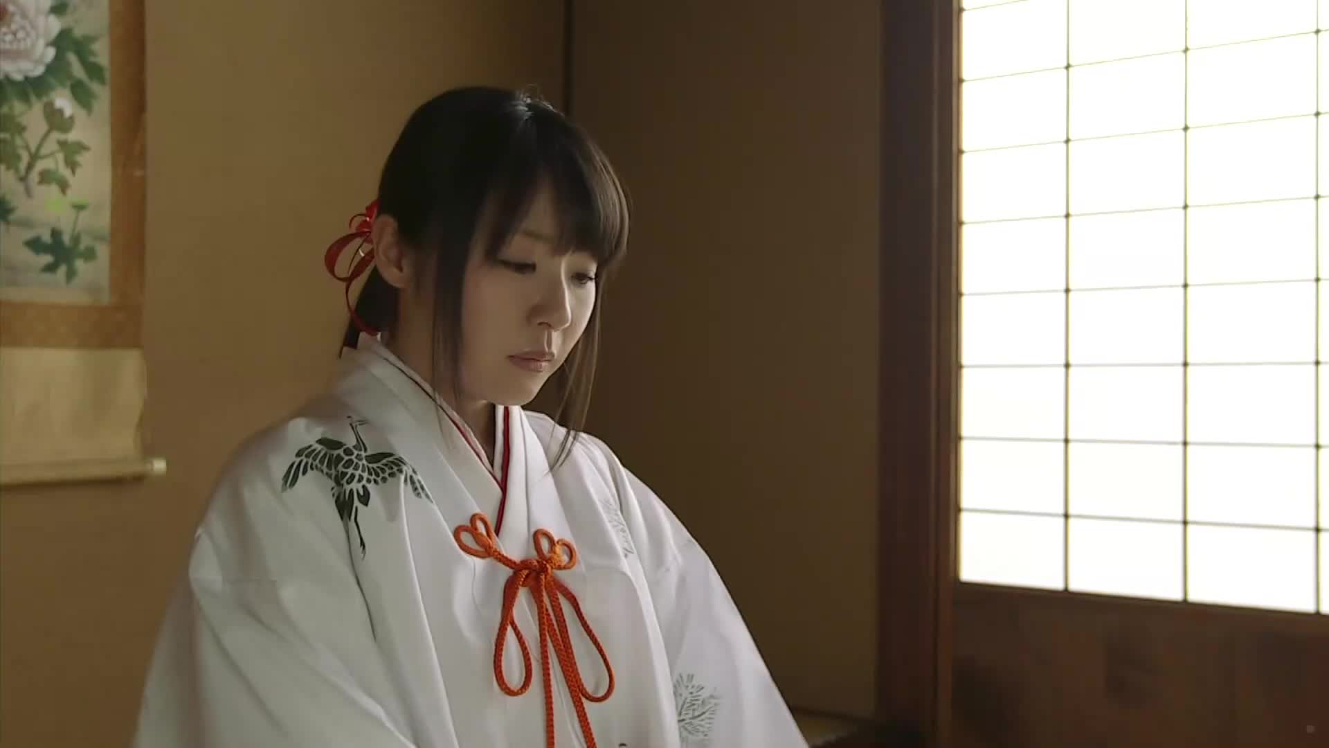 片名： 巫女小蕾帮助人们复活女性死者使其附身和人做爱
