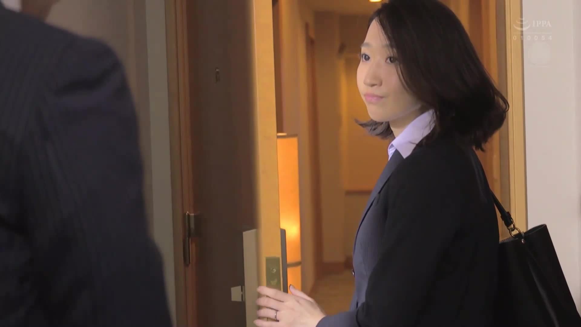 片名： 出差和暗恋的女上司一起住强行把她上了