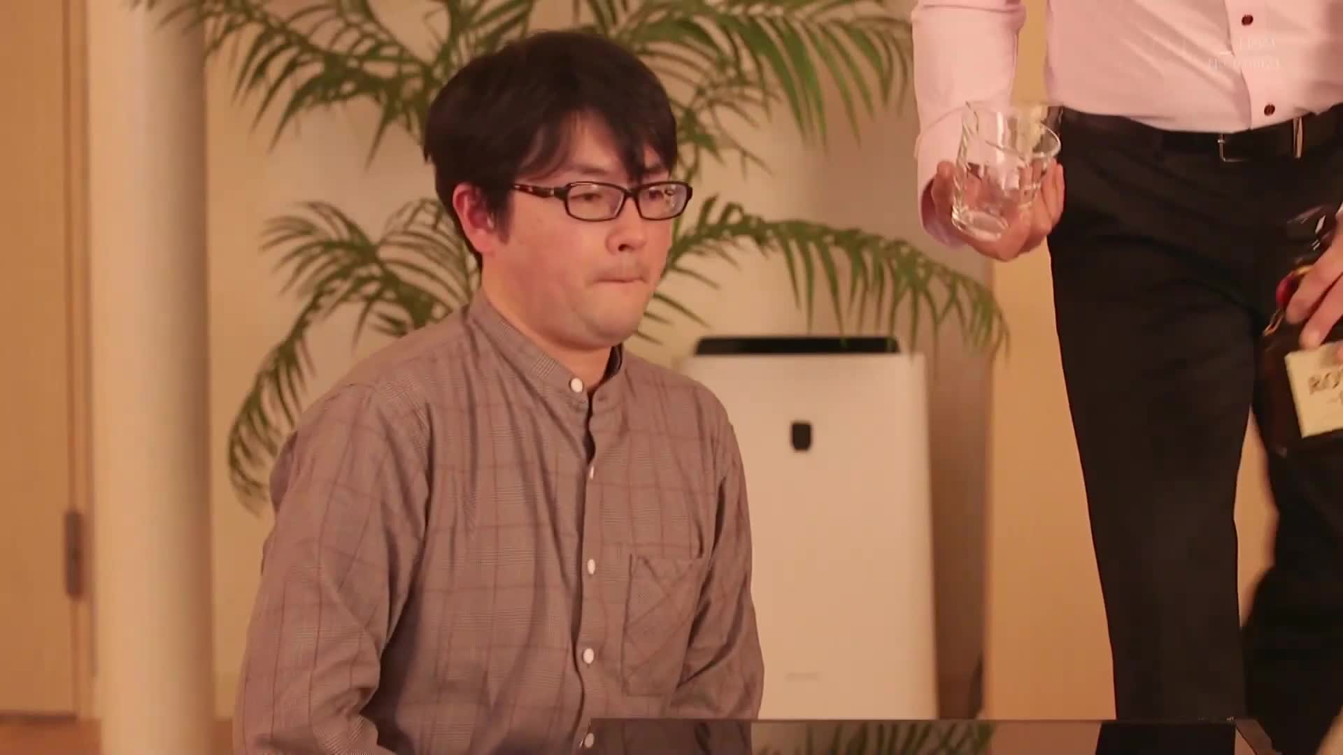 片名： 【堕落NTR】和淫乱上司交往的三天 女友被立刻拿下 一瞬间被甩的我