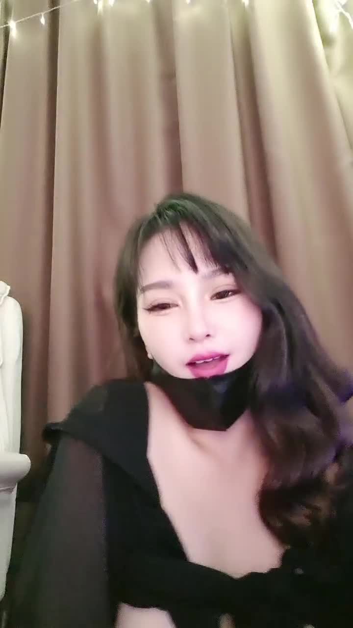#兔子姐姐 全身抹上精油 ，两个大车灯油光锃亮 ，一线天馒头肥穴