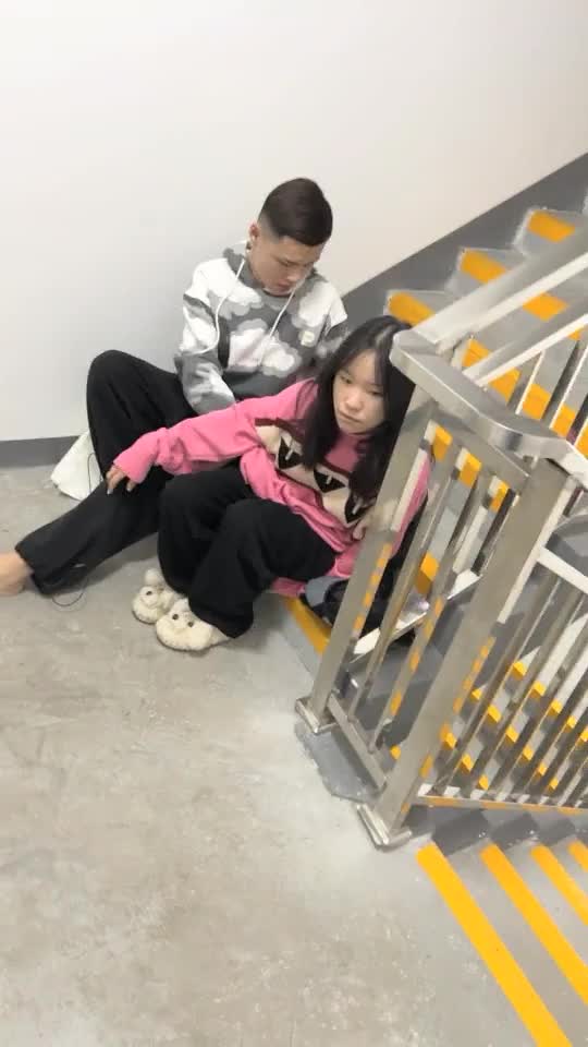 好玩又刺激，小美女穿黑色开档丝袜在楼梯口被疯狂玩弄小骚逼