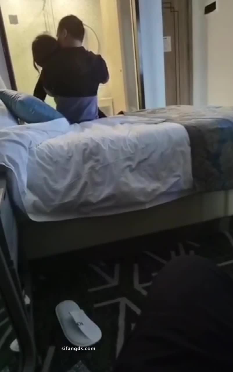 2048.vip-绿帽老公带着美女老婆酒店找单男 就喜欢看别的男人操老婆的小嫩B