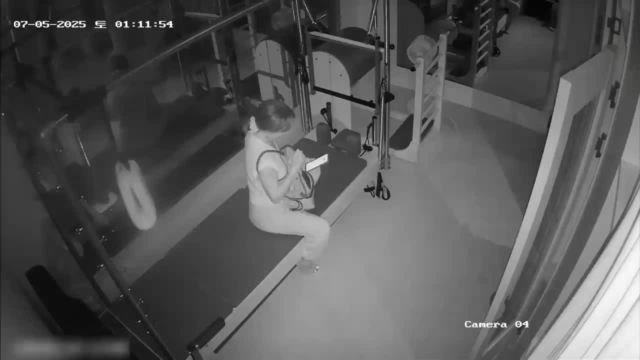 2048.vip-黑客破解摄像头监控偷拍 健身馆瑜伽健身教练和眼镜男幽会在练功床上做爱
