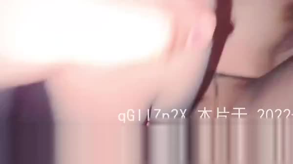 18岁雪白奶子反差小表妹，家人在房外不敢娇喘（最后射精）