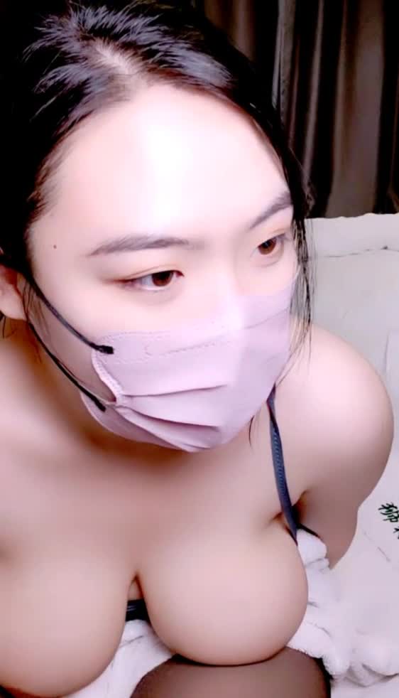 腼腆的清纯坦克妹：大奶学生妹#黑丝坦克 #清纯大学生