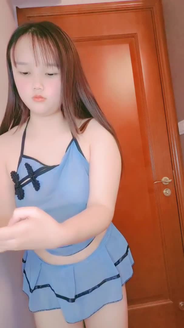 #直播 #05年小女孩 微坦萝莉学生妹 刚刚成年！发育极好的大屁股极品嫩妹