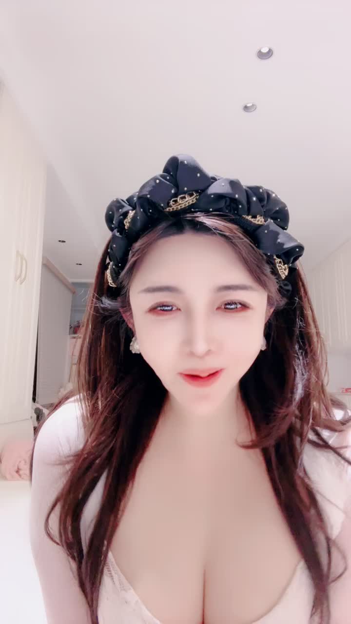#酱紫姐姐 #直播主播【酱紫姐姐】巨乳肥臀御姐性低胸装粉嫩白虎小穴道具喷水