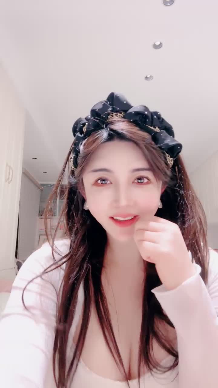 #酱紫姐姐 #直播主播【酱紫姐姐】巨乳肥臀御姐性低胸装粉嫩白虎小穴道具喷水