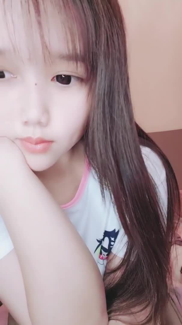 #直播 #05年小女孩 微坦萝莉学生妹 刚刚成年！发育极好的大屁股极品嫩妹