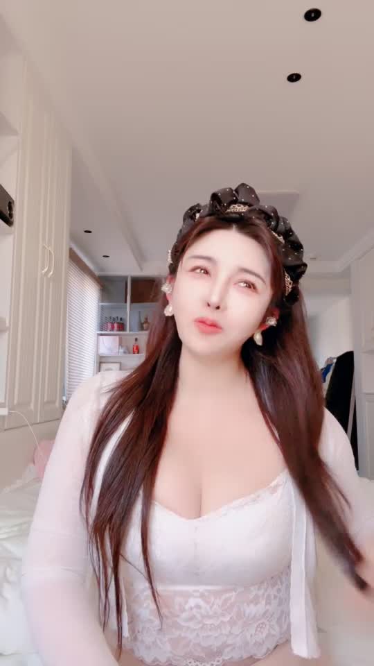 #酱紫姐姐 #直播主播【酱紫姐姐】巨乳肥臀御姐性低胸装粉嫩白虎小穴道具喷水