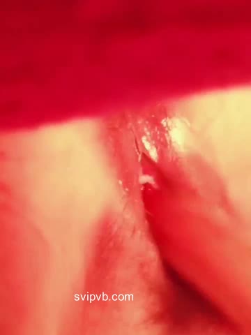#小嫂子 #快手 #网红 爆乳肥臀的农村小嫂子，无能的丈夫并不能满足她澎湃的欲望，忙完农活后的日常只能扣扣自己的大肥逼了！