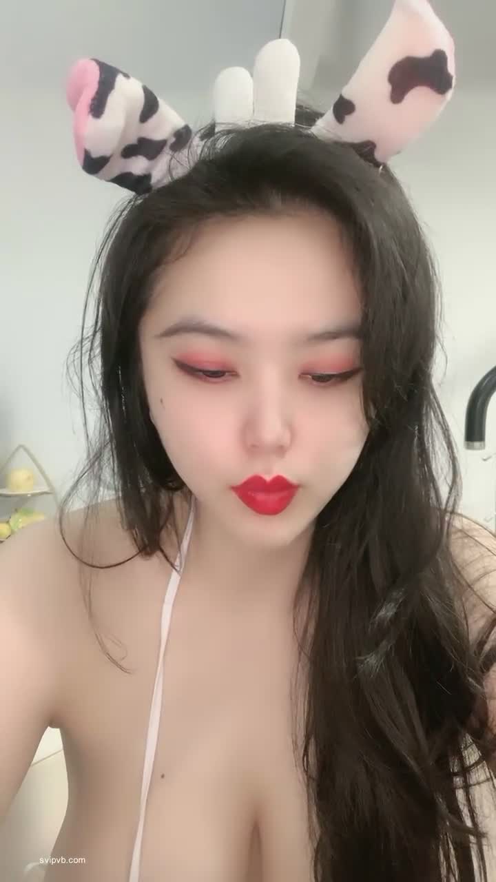 #鱼鱼 #七彩 #巨乳 #眼睛超绝气质的巨乳御姐，含而不漏，机车傲慢，虽然赚着老色皮的小钱钱，但其实一点看不起粉丝们，不给钱是真的一点都不给你看！完整版已更新会员群！