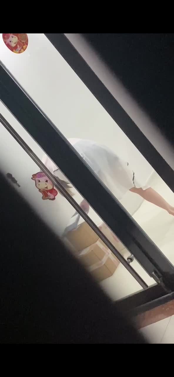 2048.vip-厕拍大神潜入某网红直播基地 女厕高清偷拍多个女主播尿尿无水印原版