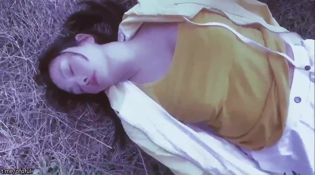 萝莉社原创 - 女大学生野外游玩与大部队走失，被绑匪乘虚而已劫财又劫色 - 嘉洛
