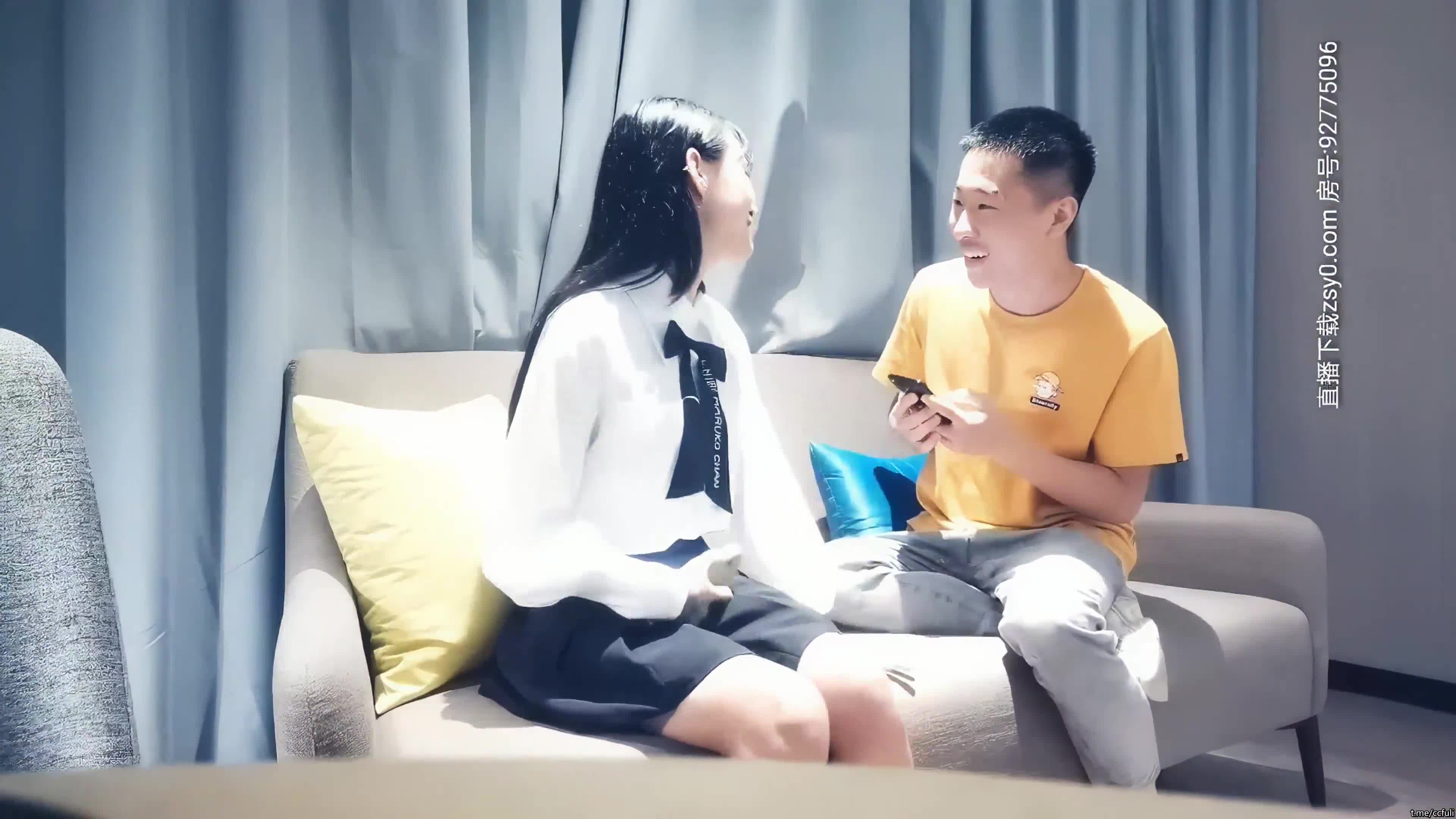 约了个长相清纯白衣嫩妹，舌吻调情穿上情趣装后入