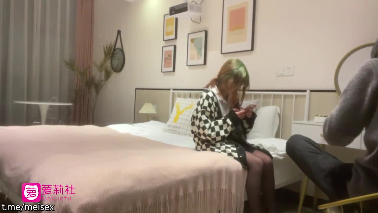 【#萝莉社柒哥】探花柒哥--刚下海的破处不久的小嫩妹大粗屌把人逼逼干开了，哥哥轻点出血了