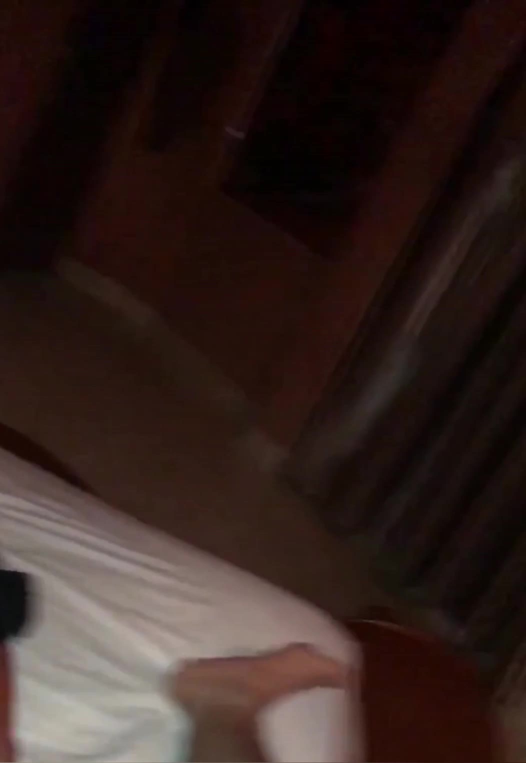 操死我，好喜欢你的大鸡巴”刚开始还挺矜持的美女同事最后被操爽了
