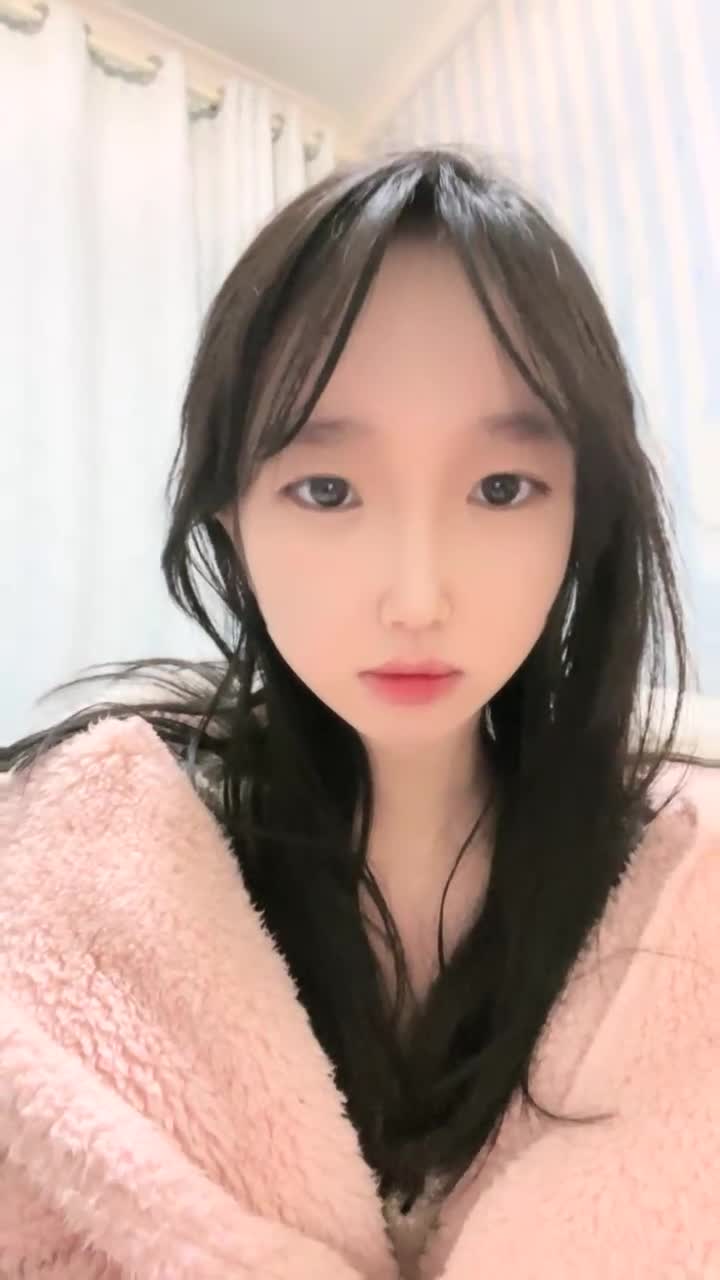 还在上高中的可爱软妹，卡哇伊二次元小萝莉下海黄播，裸舞自慰，全身粉嫩，小肉穴嫩乳若隐若现，乳头周围粉粉的乳晕太可爱了，为了生活费拿着水晶鸡巴抽插自己的小穴，有没有帅气的哥哥去线下救赎她呀#萝莉 #学生 #直播 #自慰 #反差