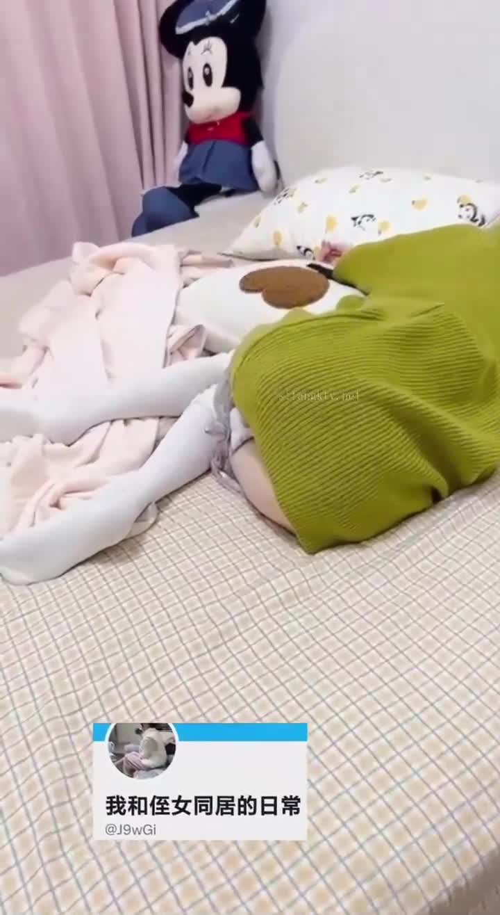 #我和侄女同居的日常 #推特推特最近很火的一个初生博主 短视频 合集萝莉 白虎 嫩穴 被草到痉挛 ps：这是合集，不用找别的啦,一次性看个够