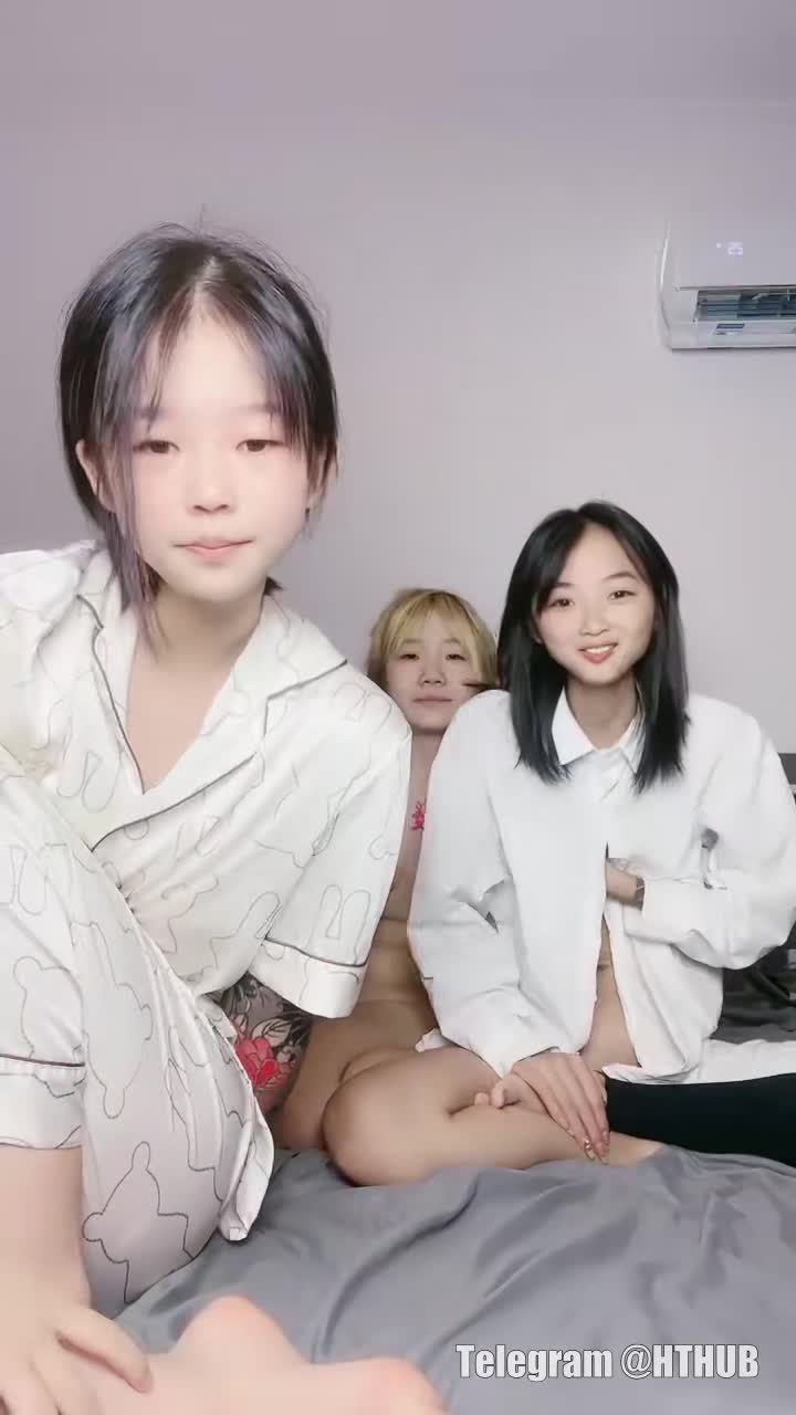 -三个00后嫩妹炮友没在女女互玩 场面很是淫乱 #直播
