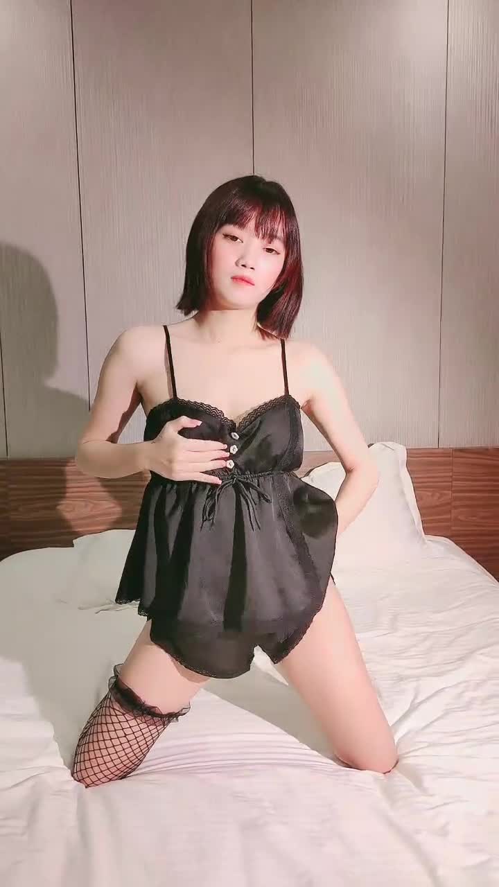 超嫩粉穴短發萌妹！脫光光掰開嫩穴！69互舔靈活舌頭，網襪美腿足交，騎乘位正入激情爆操