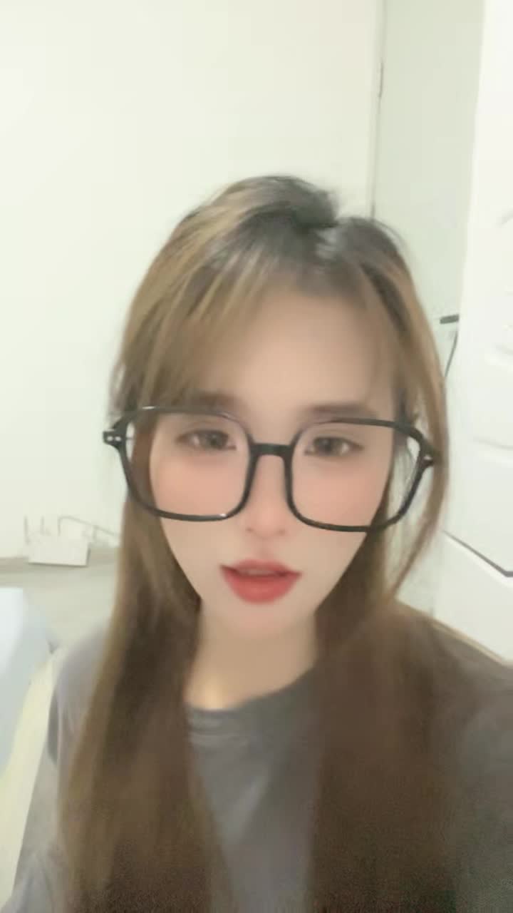 框眼镜极品美少女 双马尾超高颜值 新人下海收费房，跳蛋塞入干净嫩穴