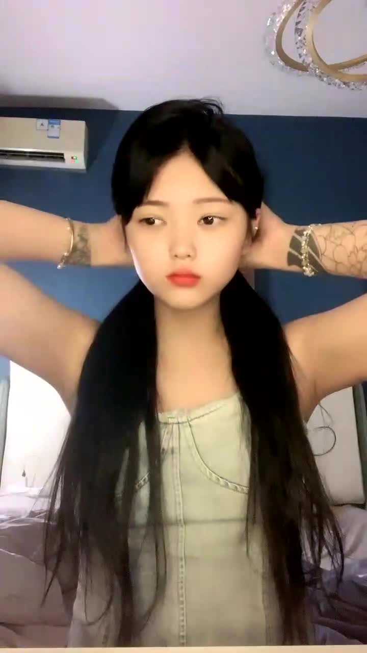 新人下海呆萌花臂妹妹！無毛一線天嫩穴！怼在鏡頭前扣陰蒂，掰開手指扣弄，水聲嘩嘩，嬌喘呻吟