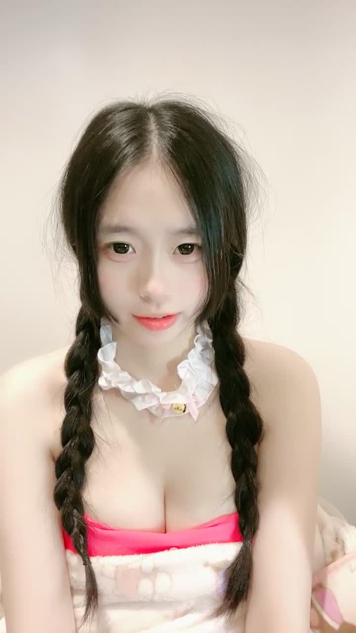 #学生#自慰 #巨乳 #萝莉超清纯校花！超美新人大学生下海！这么清纯这么美，身材还那么好，多少男生的梦中女神。缺钱来给大家直播看B，揉奶（超级大 软）大秀美足和嫩逼，一看就没有性经历的逼，还是没开苞的原色，太美了！