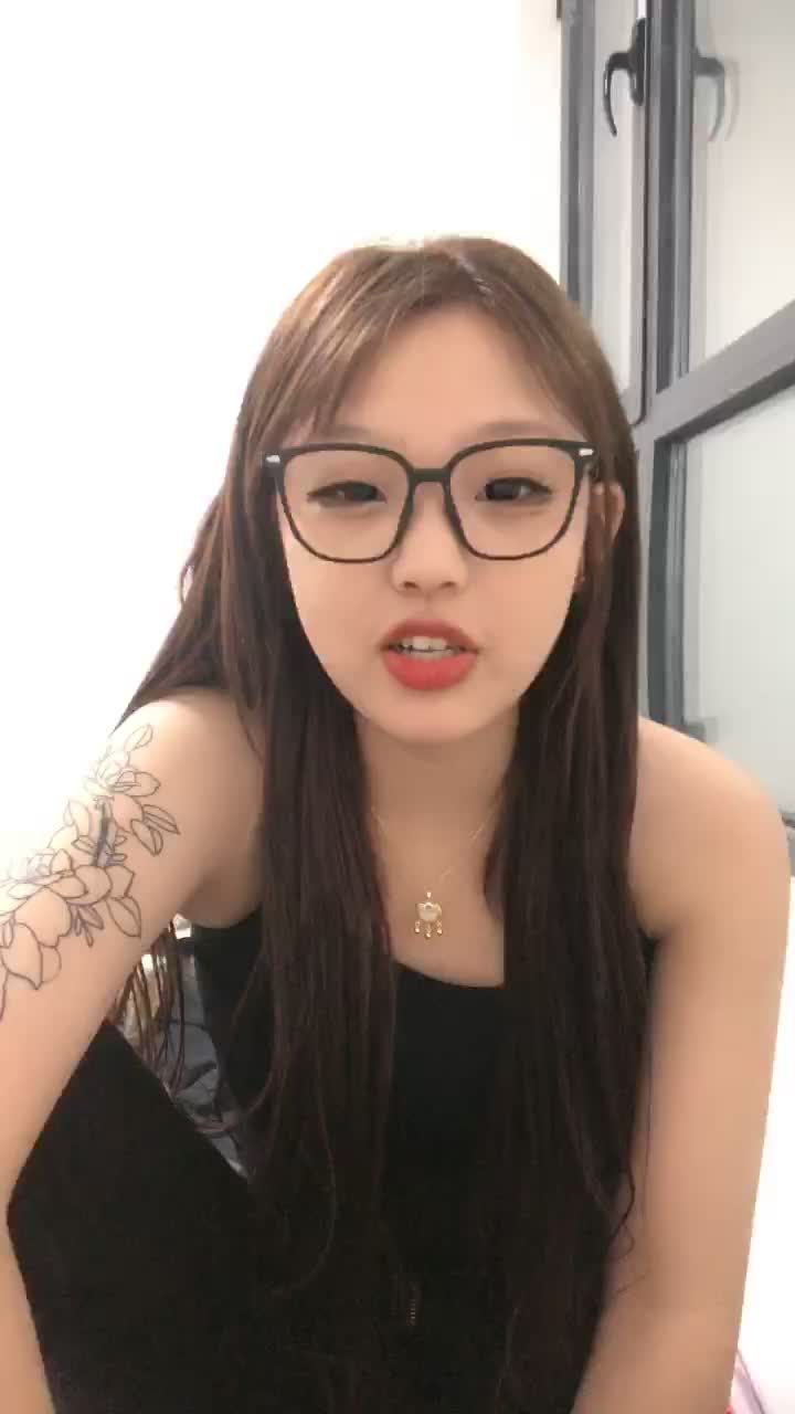 #直播 乖巧00后眼镜嫩妹跳 #裸舞