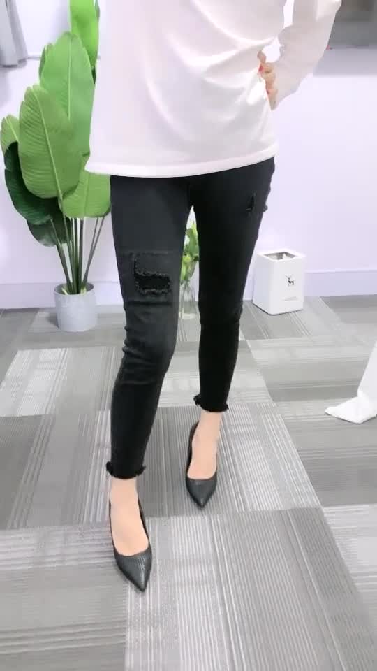 【avove】最强美腿蜜臀尤物肉色丝袜黑色蕾丝内裤,无套内射妹子长相可能不是最漂亮的但那双笔直又长的美腿绝对数一数二91中文导航群：