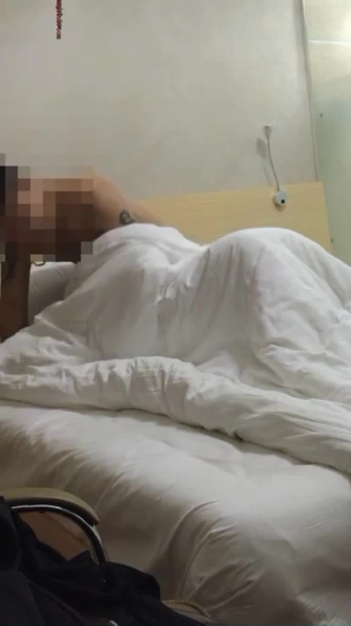 少女玩弄自己无毛白嫩小穴制服网袜珍珠内标签： #无毛 #白虎 #少女