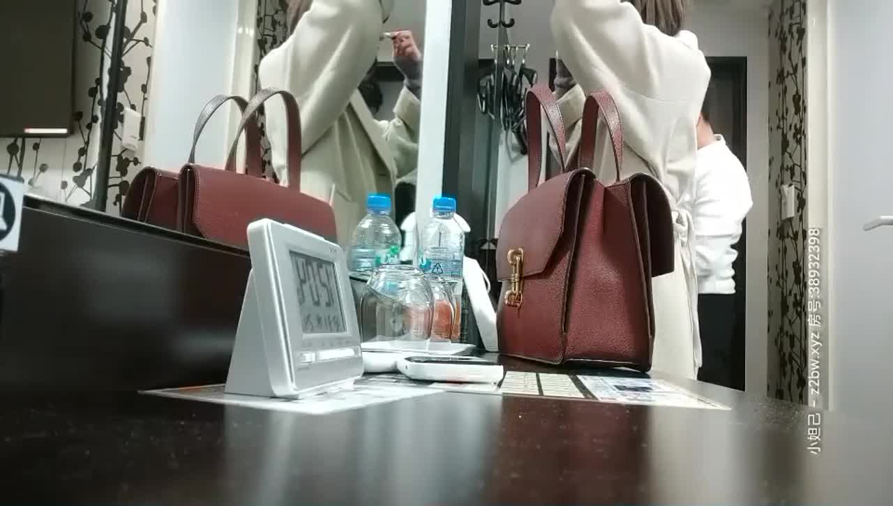 人气网红美女贝贝SM性爱自拍流出标签： #流出 #自拍 #网红
