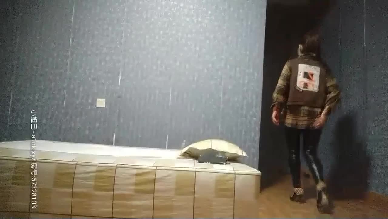 同事吃完饭热情邀请我一起分享他漂亮老婆玩3P标签： #群p #3p