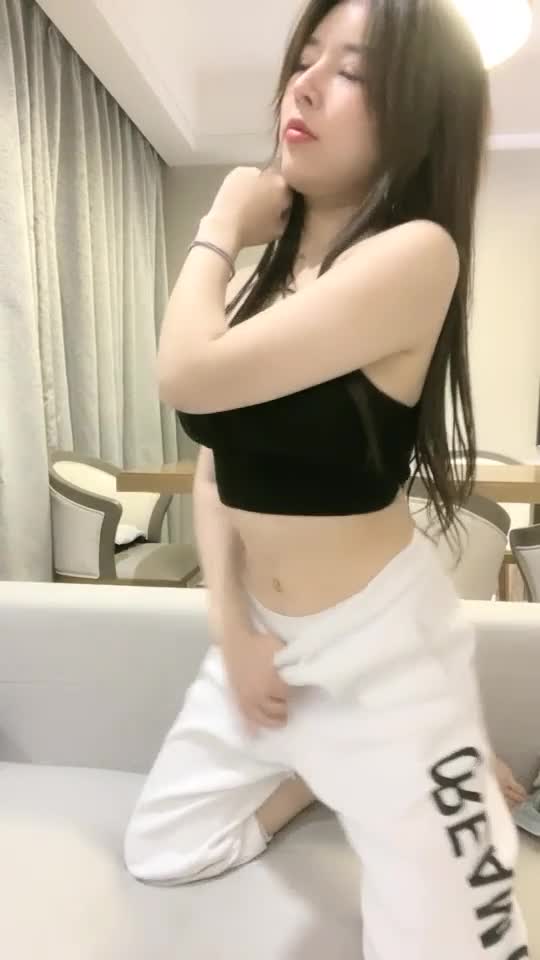 性感大奶女仆Yuzuki用无毛嫩穴服侍主人的肉棒标签： #无毛 #白虎 #性感 #巨乳