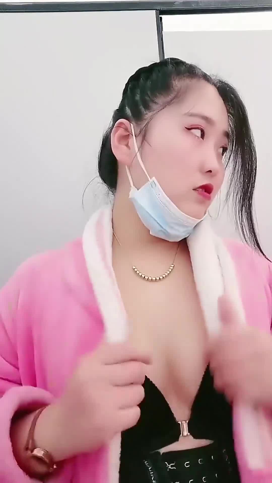 绝对能让人眼前一亮的超美少妇，高质量女神流出系列，极限暴力插她，被操得高潮哇哇叫，身体乱扭标签： #高潮 #少妇 #流出 #女神
