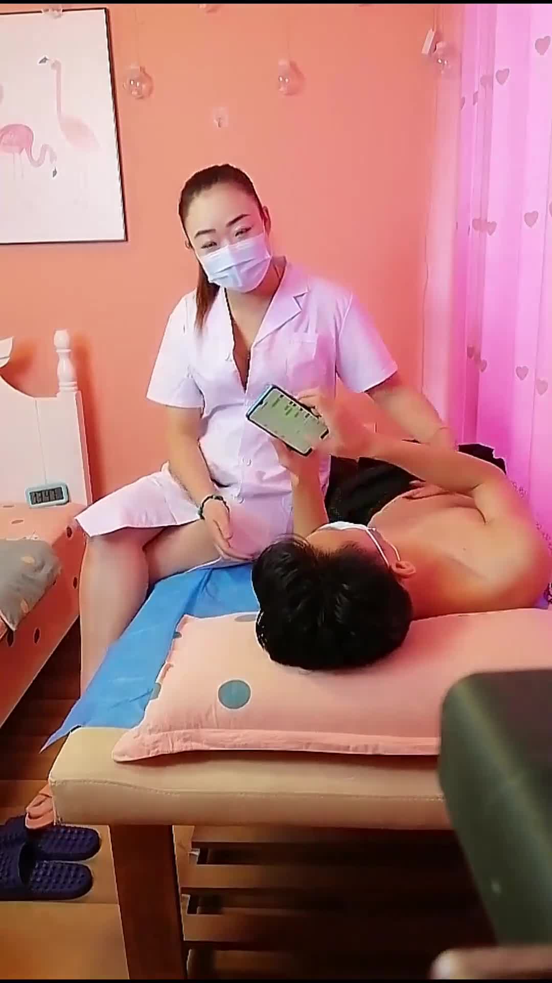 卷毛小哥哥大战白虎嫩妹子，花式口活表情太诡异标签： #嫩妹 #白虎
